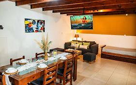 Amplia Casa Centrica, Parrilla, Cochera Privada y Portón Eléctrico para facil acceso